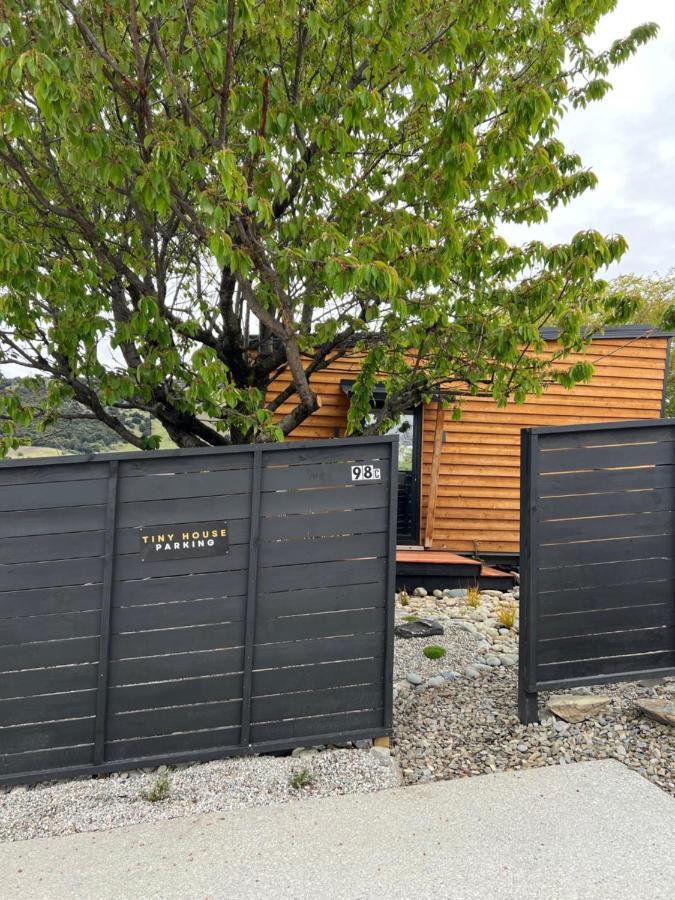 Tiny House With Mountain Views, Indoor And Outdoor Fire, Private Courtyard Garden Lejlighed Wanaka Eksteriør billede