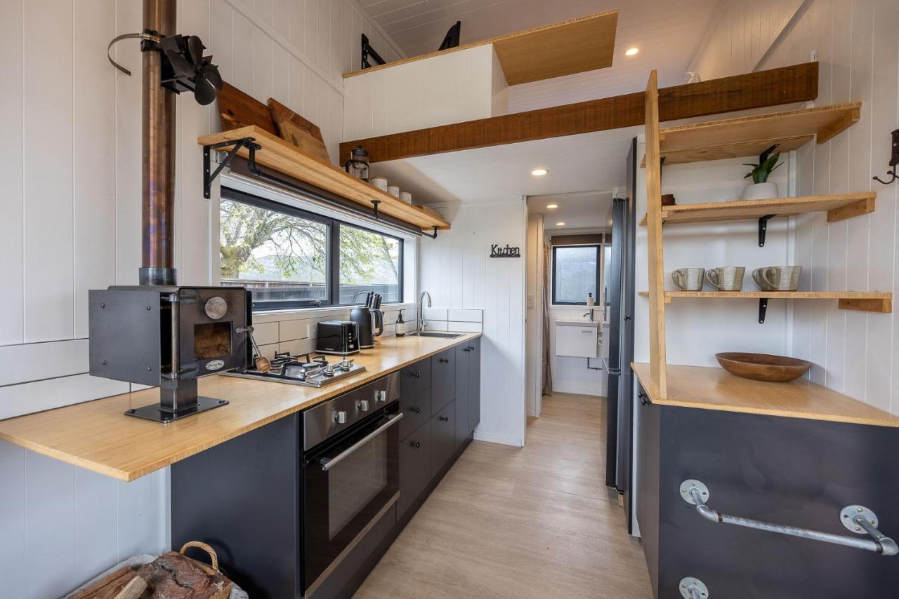 Tiny House With Mountain Views, Indoor And Outdoor Fire, Private Courtyard Garden Lejlighed Wanaka Eksteriør billede