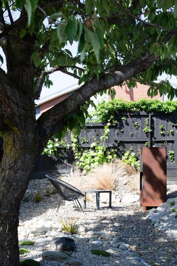 Tiny House With Mountain Views, Indoor And Outdoor Fire, Private Courtyard Garden Lejlighed Wanaka Eksteriør billede