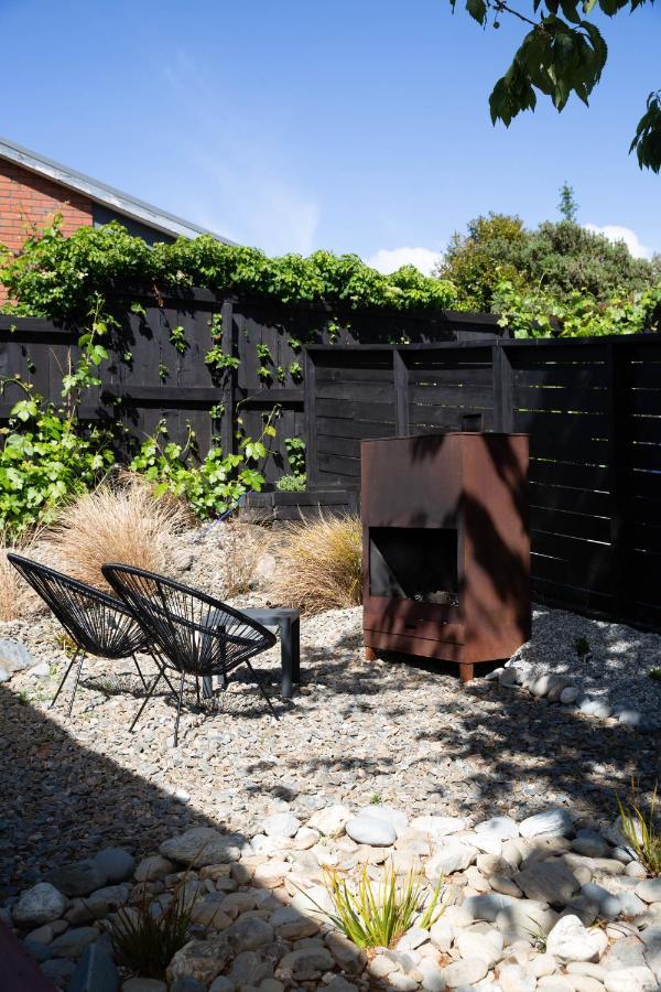 Tiny House With Mountain Views, Indoor And Outdoor Fire, Private Courtyard Garden Lejlighed Wanaka Eksteriør billede