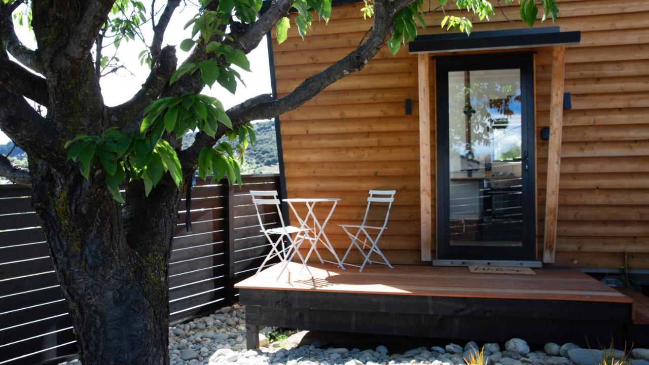 Tiny House With Mountain Views, Indoor And Outdoor Fire, Private Courtyard Garden Lejlighed Wanaka Eksteriør billede