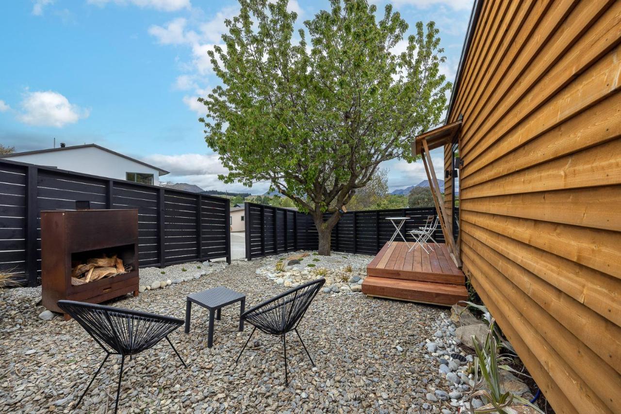 Tiny House With Mountain Views, Indoor And Outdoor Fire, Private Courtyard Garden Lejlighed Wanaka Eksteriør billede