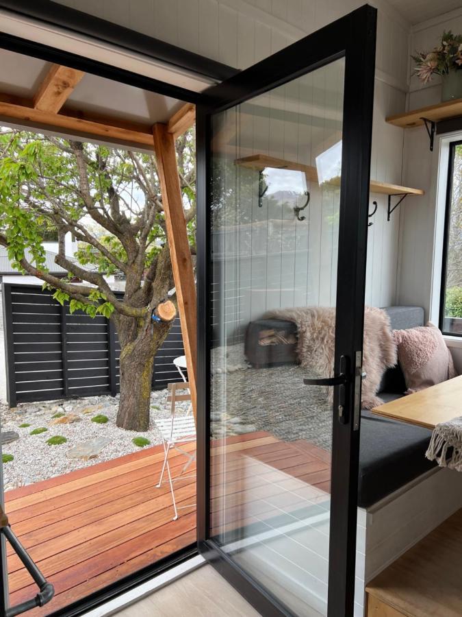 Tiny House With Mountain Views, Indoor And Outdoor Fire, Private Courtyard Garden Lejlighed Wanaka Eksteriør billede